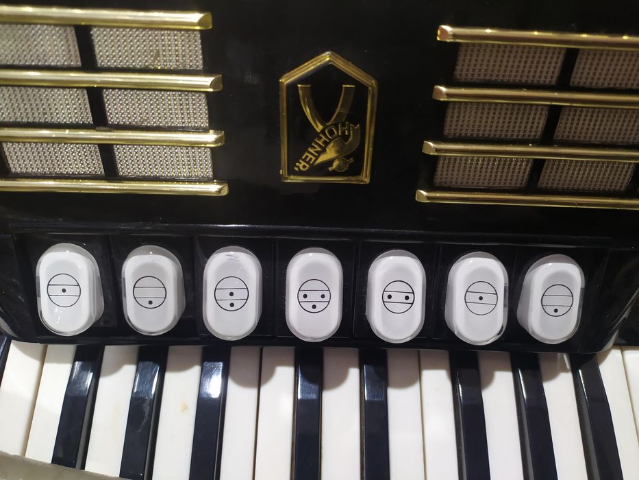 Акордеон Hohner 120 баса