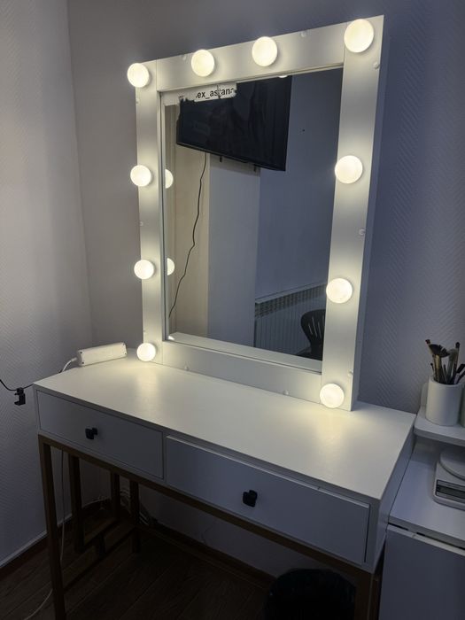 Стол визажный с подсеткои