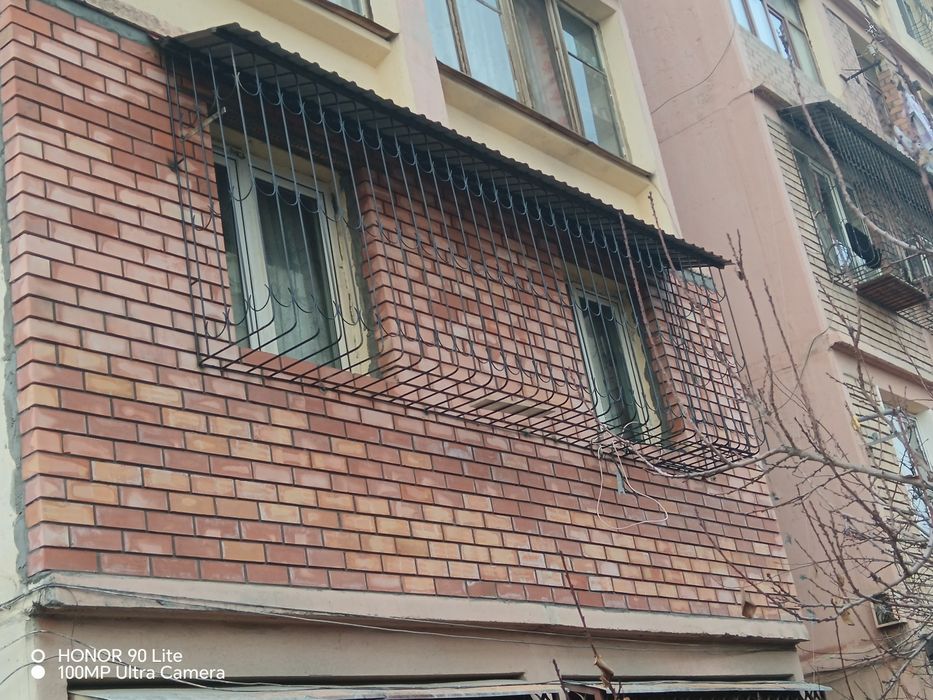 Кладка балкона,установка козырков.