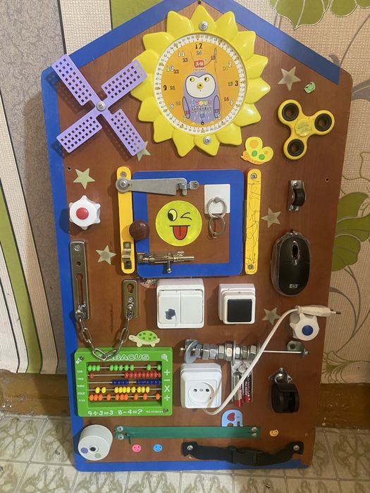 Детские развивающие игрушки. Бизиборд.