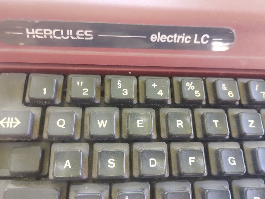 Vand masina de scris electrica funcțională Hercules  electricLC si minitor Asus funcțional