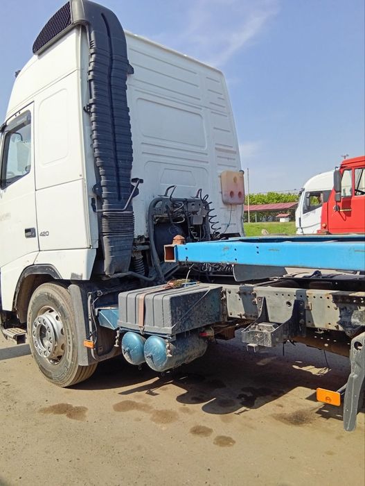 Продаётся  грузовая Вольво контейнеровоз