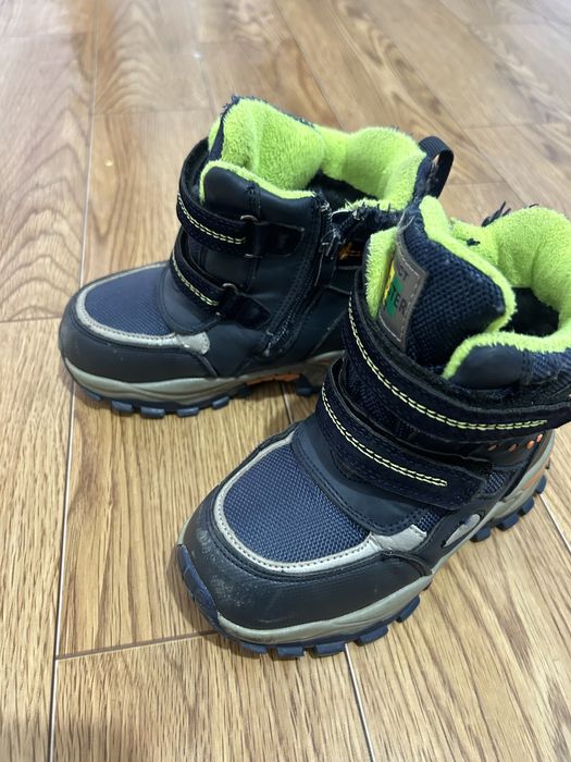 Продам детскую зимную обувь