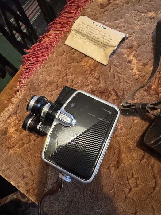 Ретро видеокамери, аксесоари и ленти.