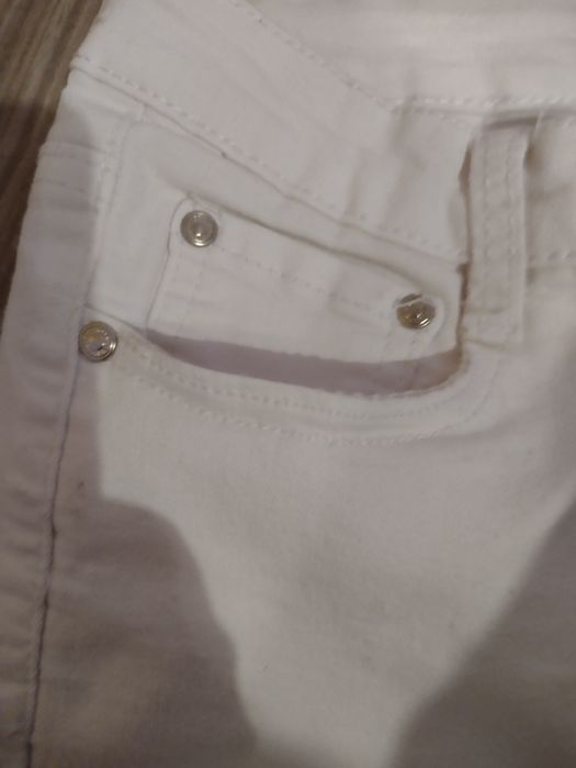 Дамски бели дънки с бродерии