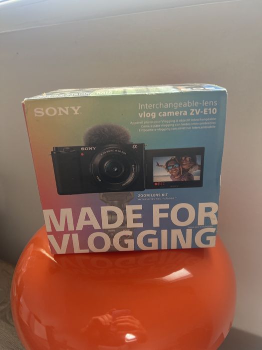 Sony ZV-E10+doua carduri cadou+ sony 35 1.8 OSS (separat)