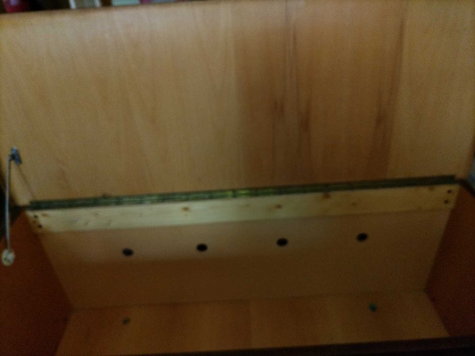 Дървена ракла за дрехи