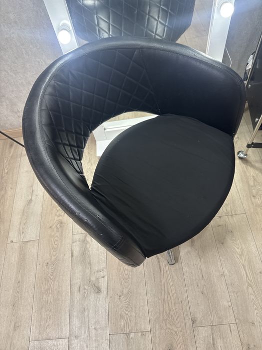 Продам парикмахерскии кресло