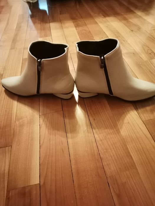 Кожени боти. Цвят екрю много леки елегантни с нисък ток. Чисто нови.