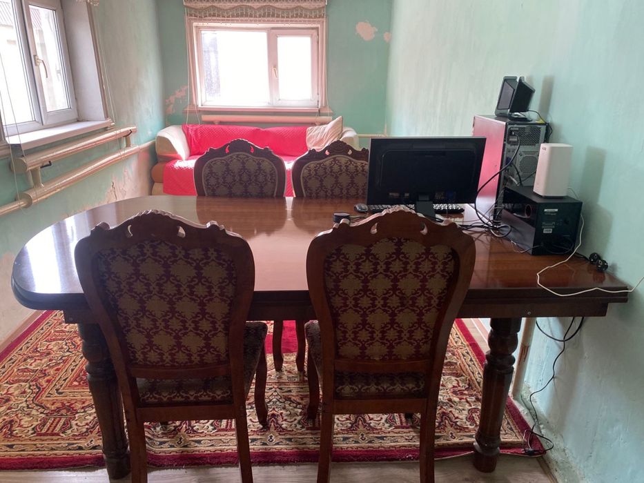 Стол со стульями.