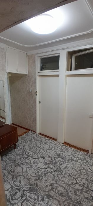 Uy sotiladi 1 etaj 2 xona