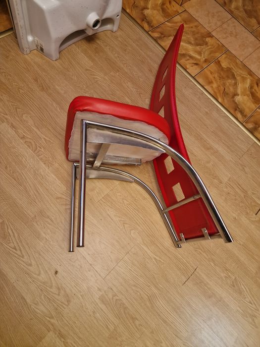Scaun de culoare roșie