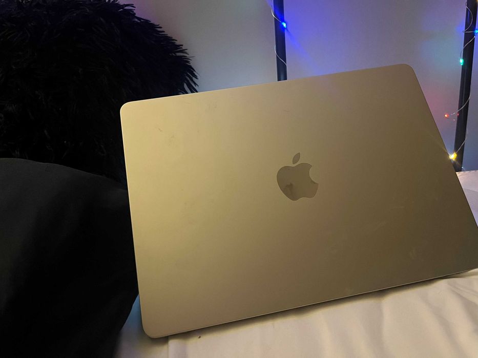 MacBook Air M2 (2022) – 16GB RAM / [256GB] SSD – като нов