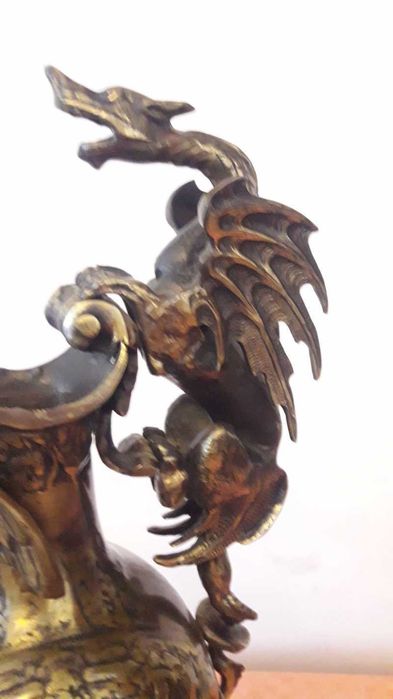 Carafa medievala din bronz masiv