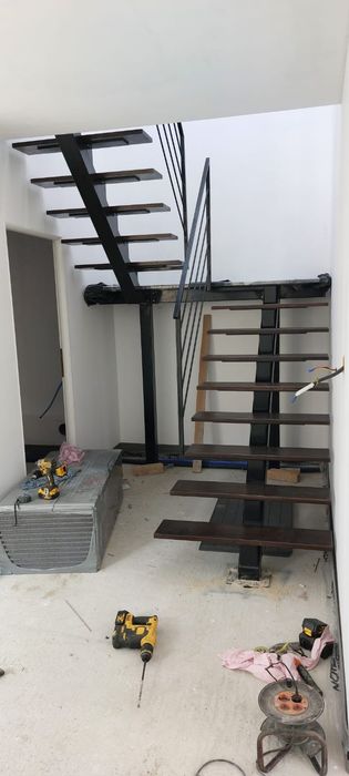 Scari metalice cu trepte din lemn