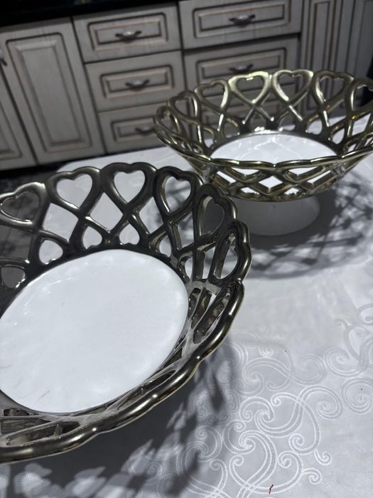 Стеклянные фруктовницы.