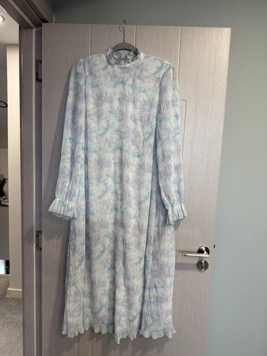 Ефирна рокля с дълъг ръкав