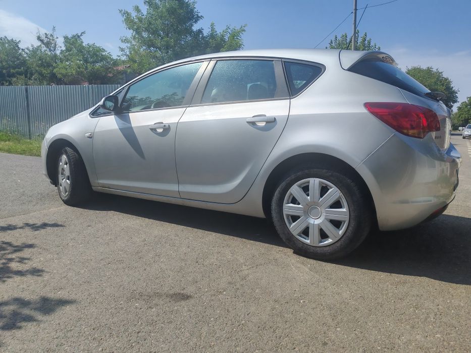 Vând Opel Astra J
