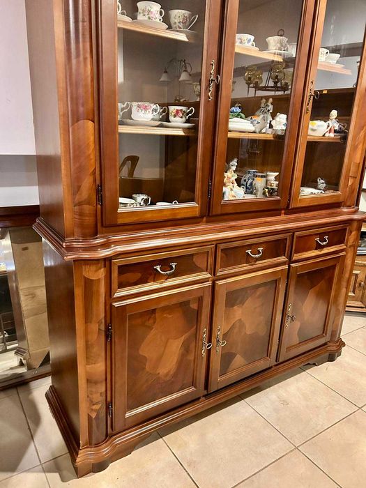 Класически витринен шкаф Холандия