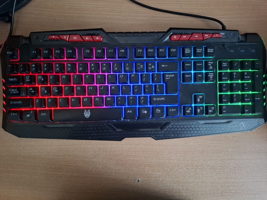 Продавам комплект слушалки и клавиатура