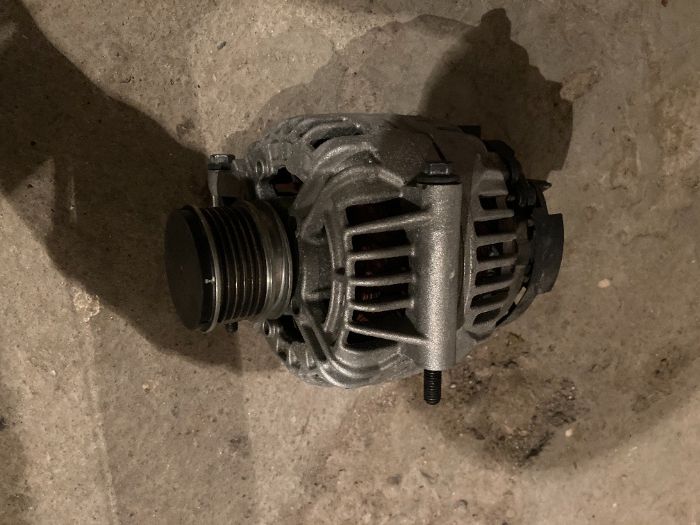 Продавам рециклиран генератор Bosch на 2 години за Renault Scenic I