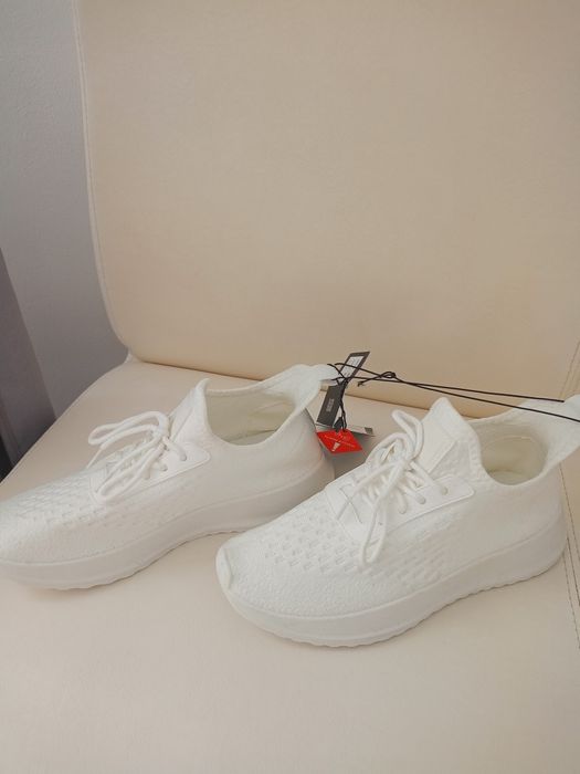 Vând pantofi sport bărbați, produs de calitate superioara mărimea 40.
