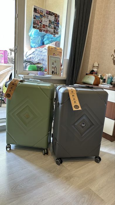 Продам чемоданы новые .