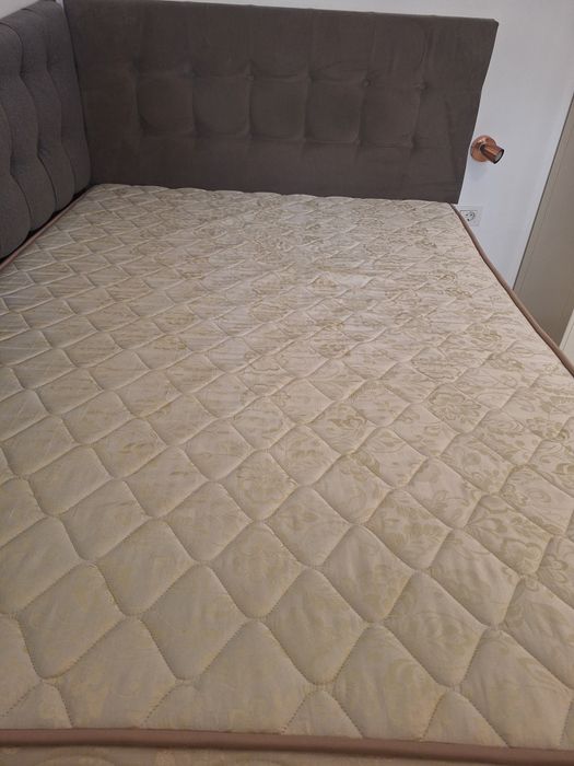 Vand pat dormitor cu mobilier si canapea