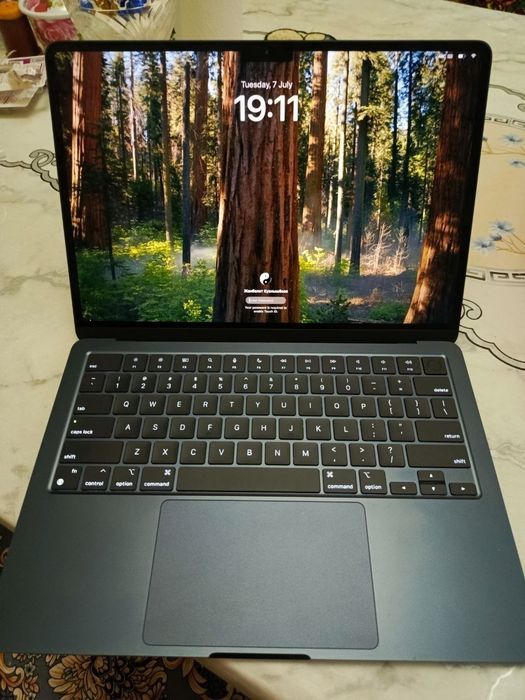 MacBook AIR M2     .