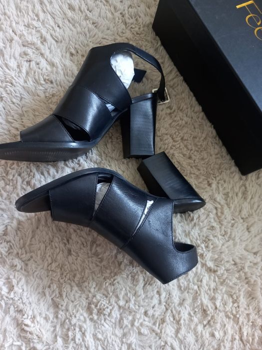 Vând sandale de piele naturala nr 37