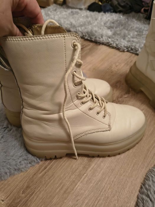 Ghete cu platforma Bershka și Stradivarius