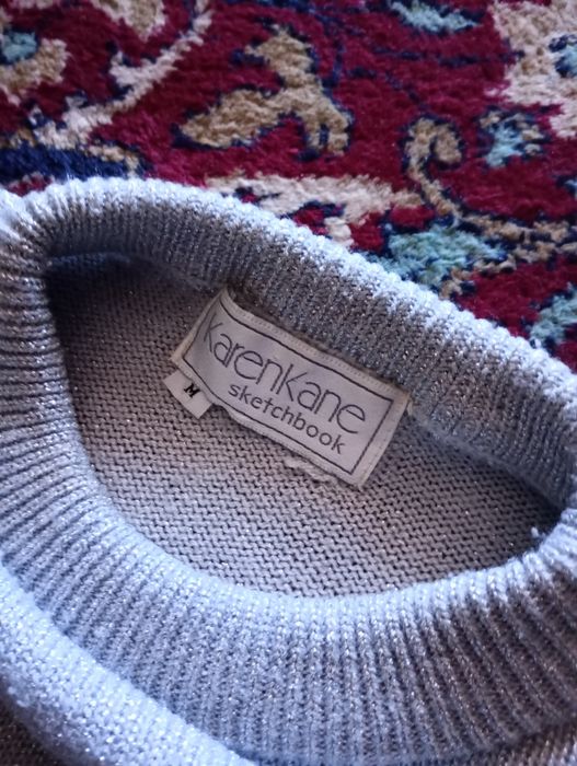 Pulovăr un gri deschis. .