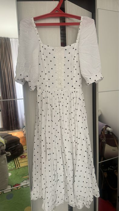 Платье белое в горошек