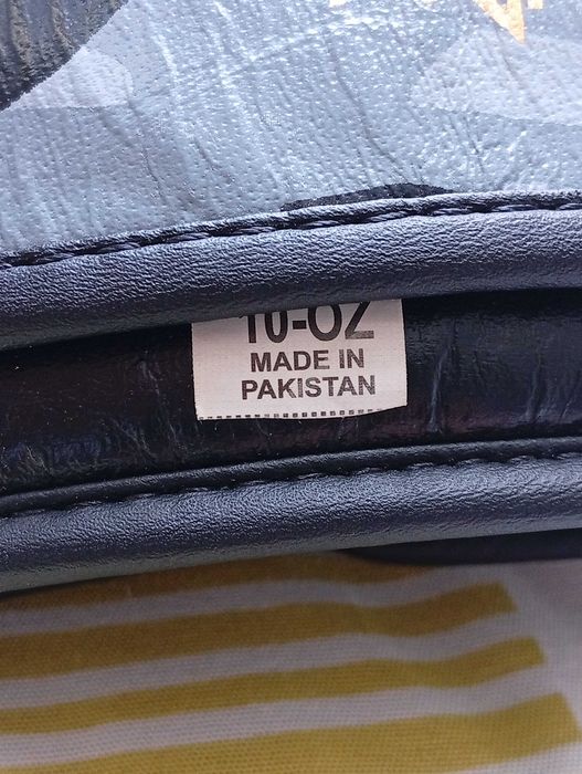 Продавам боксови ръкавици 10 oz + бинтове за бокс 3 м – комплект.