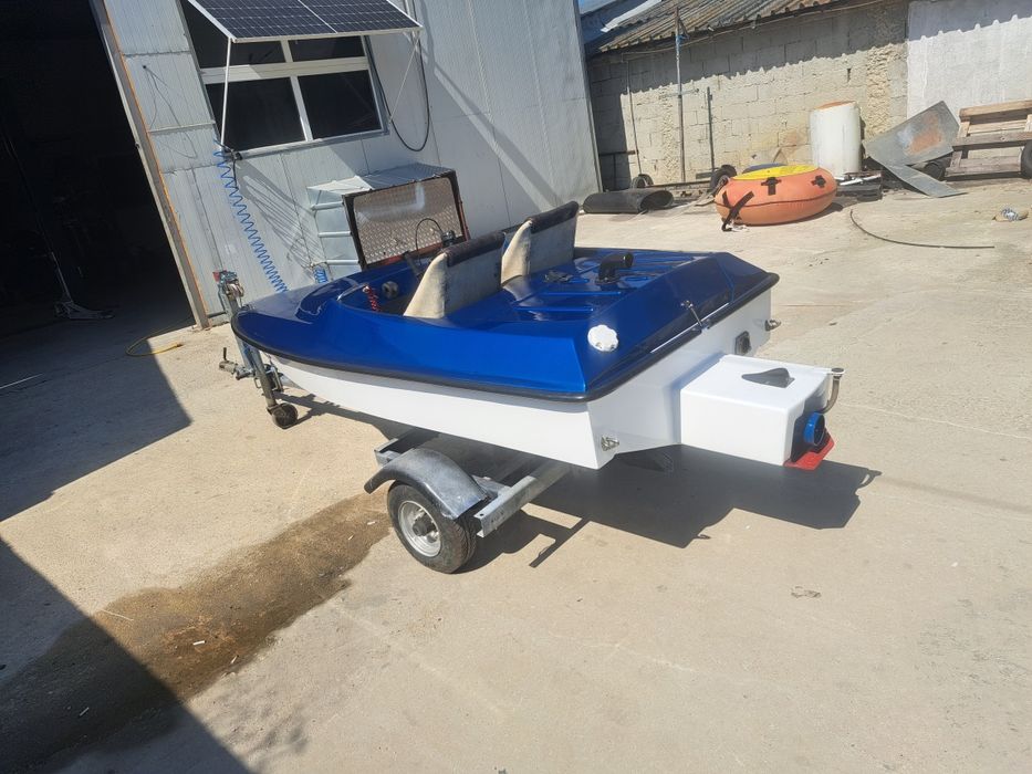 Лодка с двигател от джет