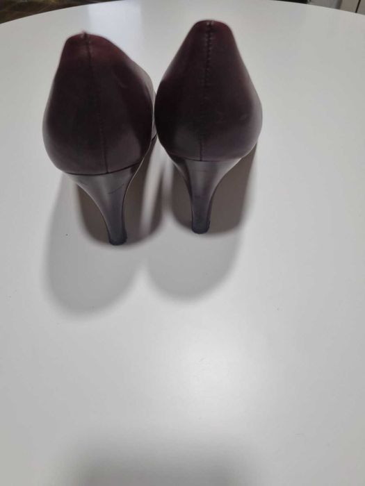 Елегантни затворени обувки Caprice, цвят бордо, остри върхове, ток 7,5