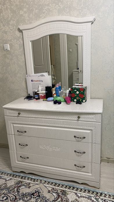 Комод с зеркалом