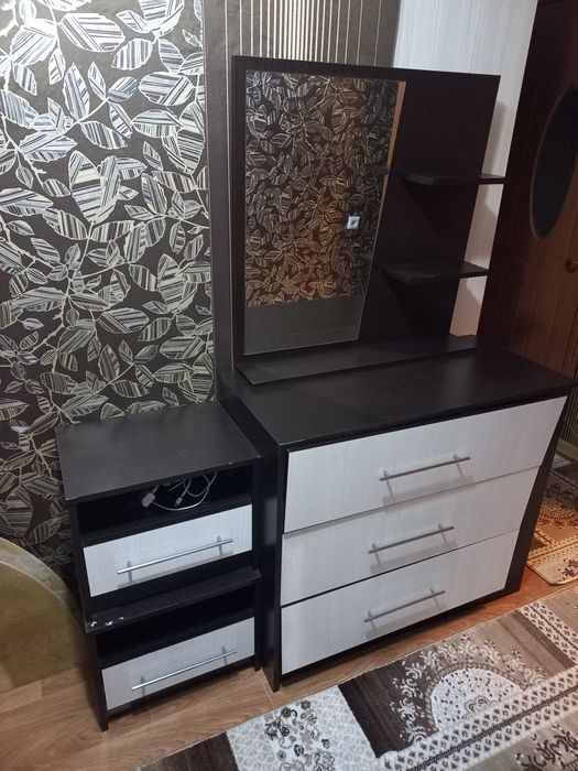 Продам комод  +тумба +зеркало.