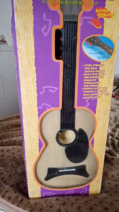 Продам детскую гитару