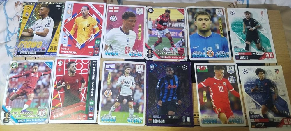 Vând cartonase de fotbal