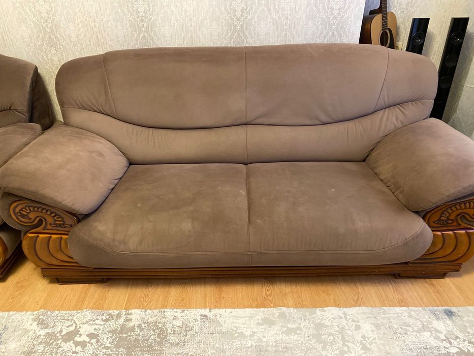 Продаётся мягкая мебель (диван + 2 кресла)