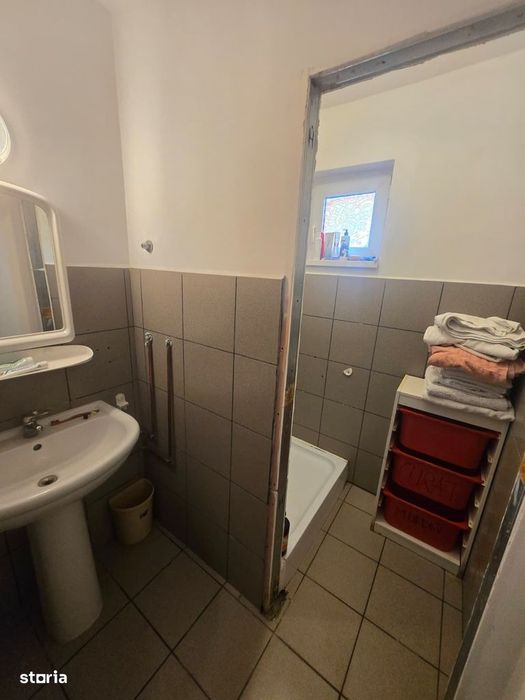 Casa individuala 3 nivele, 12 camere, 6 bai, 10 parcare, Lipovei
