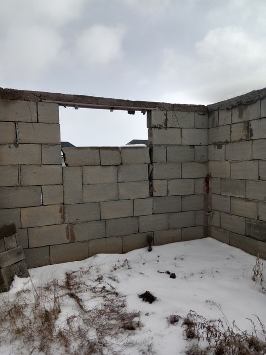 Продам недостроенный дом с участком