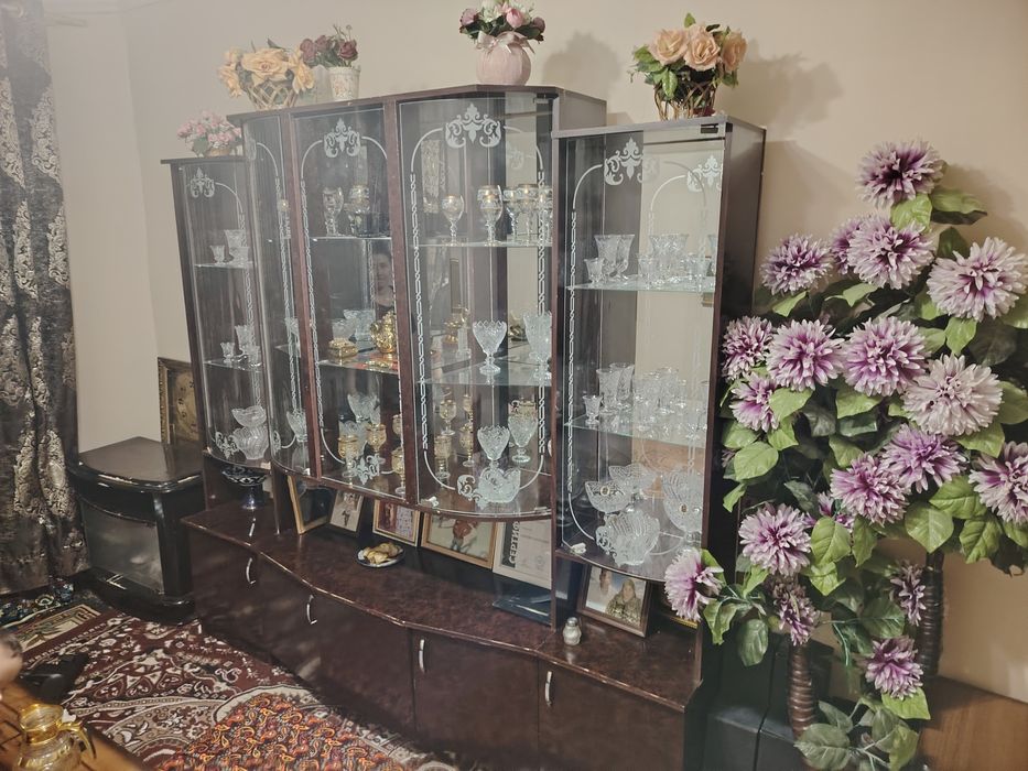 Продаётся сервант с пасудами комплект