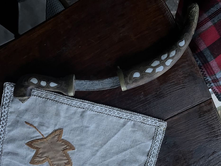Стар ритуален нож седефен и месингов обков