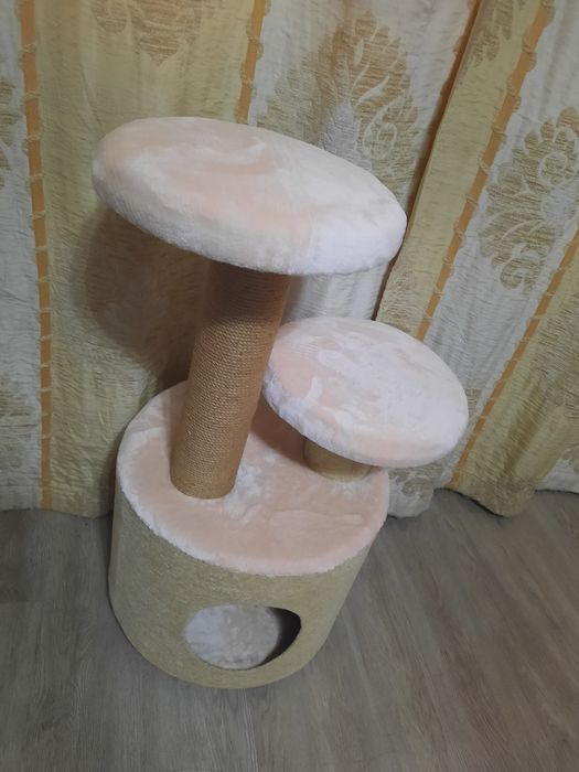 Котеточка домик .Бежевого цвета.