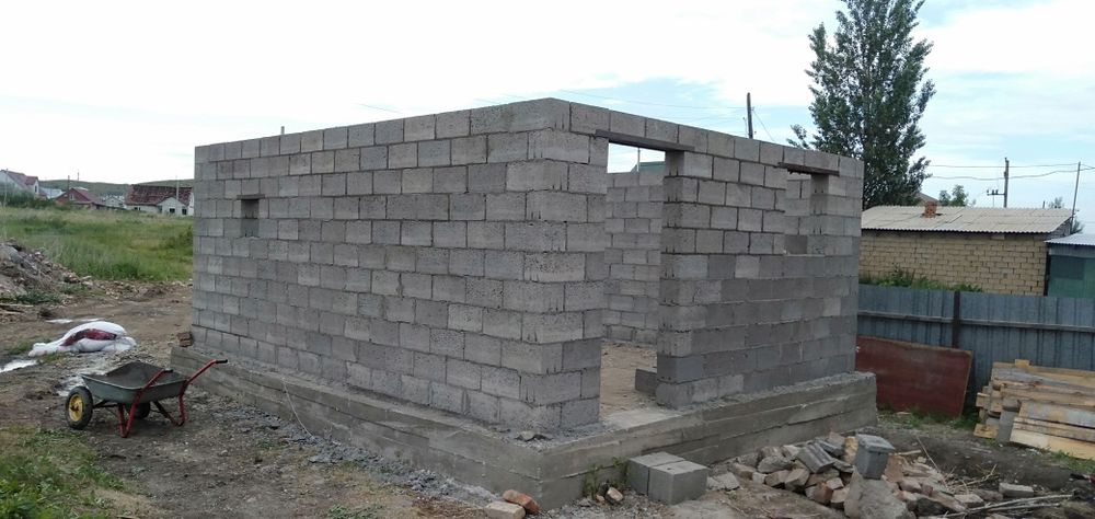 Каменщик, кладка кирпича