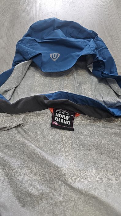 Jacheta foita de vant Nordblanc