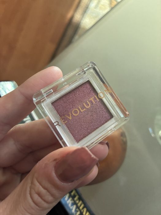 Комплект душ гел и боди лосион ,грим ,2 фондьотена сенки за очи и спирали