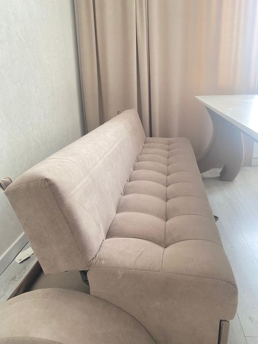 Диван и стол тайника нету раздвигается